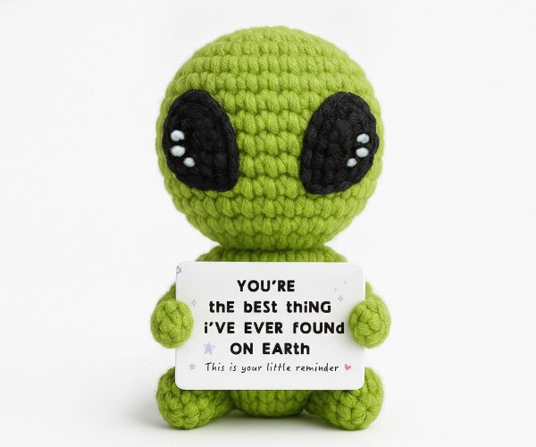 Alienígena de crochet con mensaje