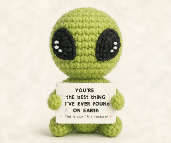 Alienígena de crochet con mensaje