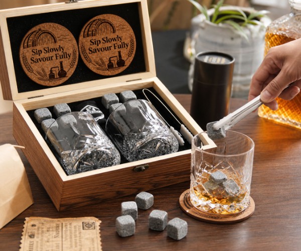 Set de whisky con piedras y vasos